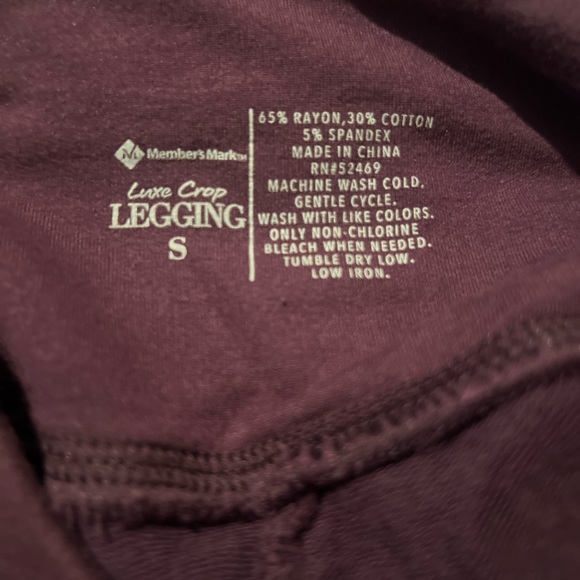 Small burgundy luxe crop leggings super soft - Picture 4 of 4